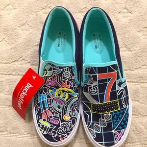 Bucket feet tennis shoes